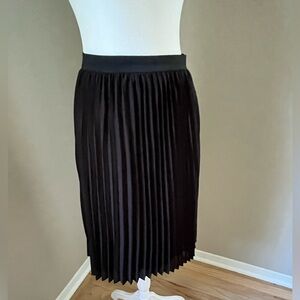 Black pleated skirt